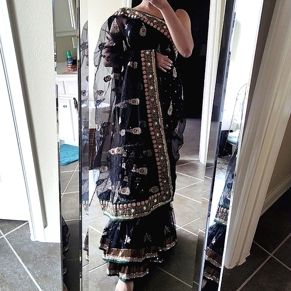 Divya Kanakia Pre-stitched Ruffled saree & sequin ready to wear blouse XS NWT - Picture 5 of 15